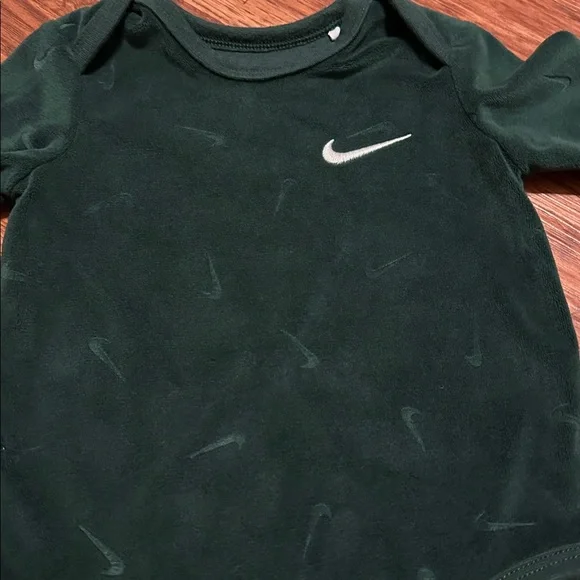 Nike Dark Green Velour Baby Long Sleeve Bodysuit & Pants Set 6 Months - Picture 2 of 6